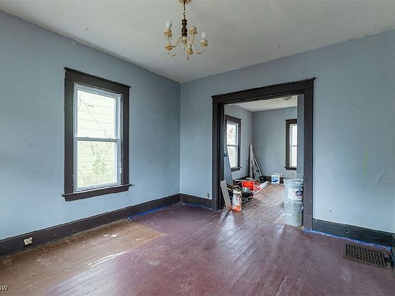 3rd image of 438 E Myrtle Ave
