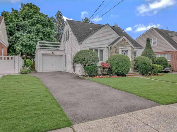 1742 W End Avenue, New Hyde Park, NY 11040