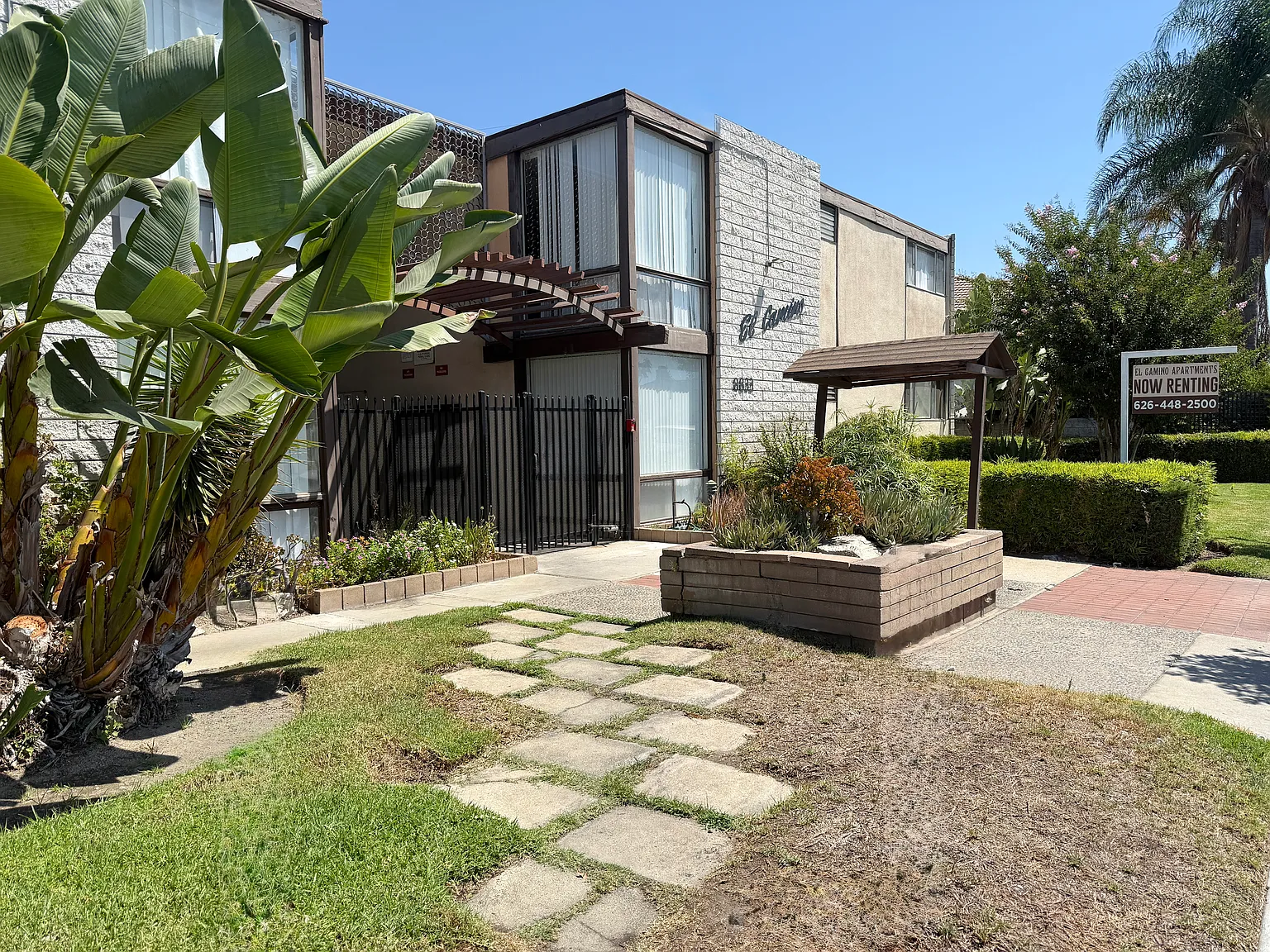 El Camino Apartments — Photo 4