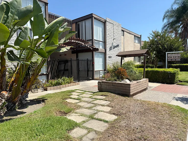El Camino Apartments — Photo 4
