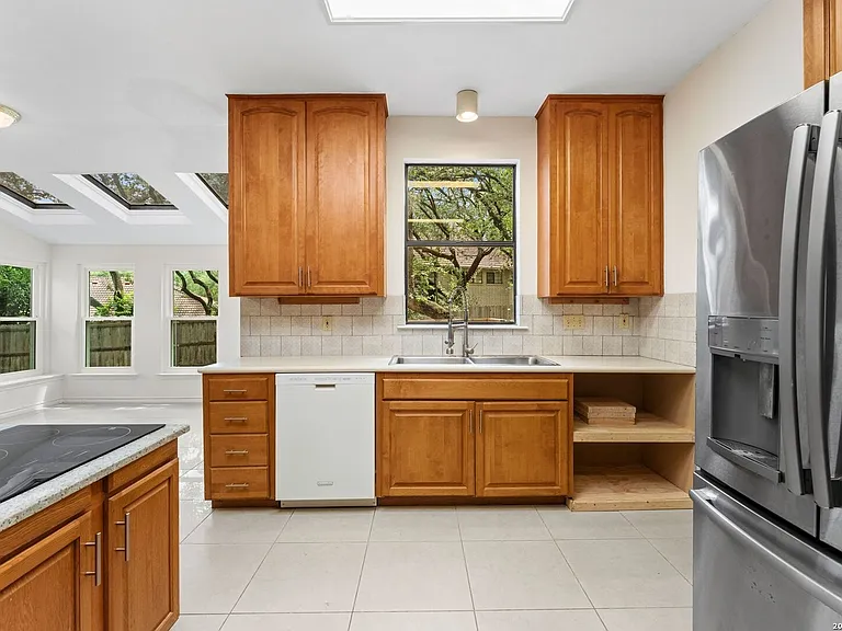 3915 Hunters Crest St — Photo 22