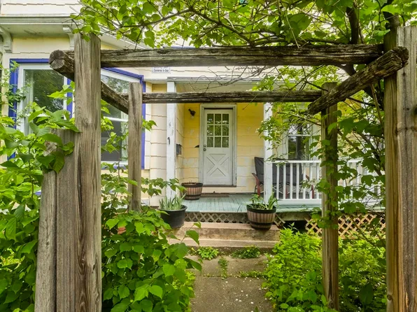 146 Beech St, Holyoke, MA 01040
