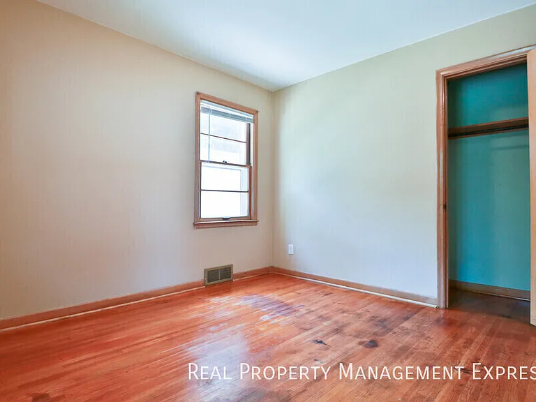 1904 S Hawthorne Ave — Photo 15