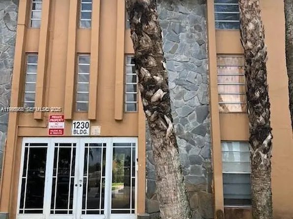 1230 W 54th St APT 305A, Hialeah, FL 33012