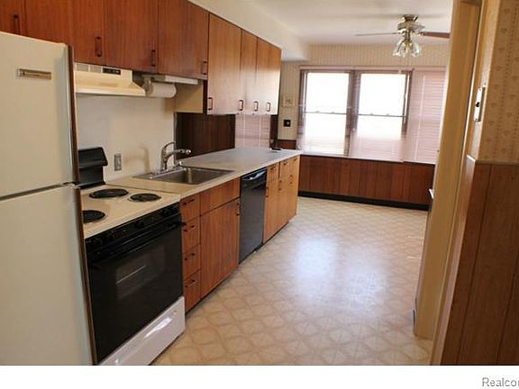 4th image of 2446 Ellwood Ave