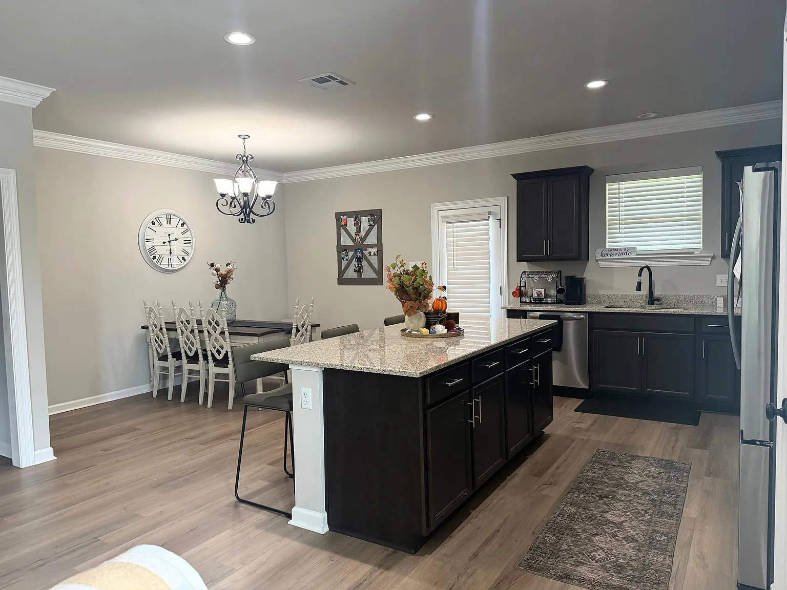 4 bed, 1833 sqft, $2,500 — Photo 2
