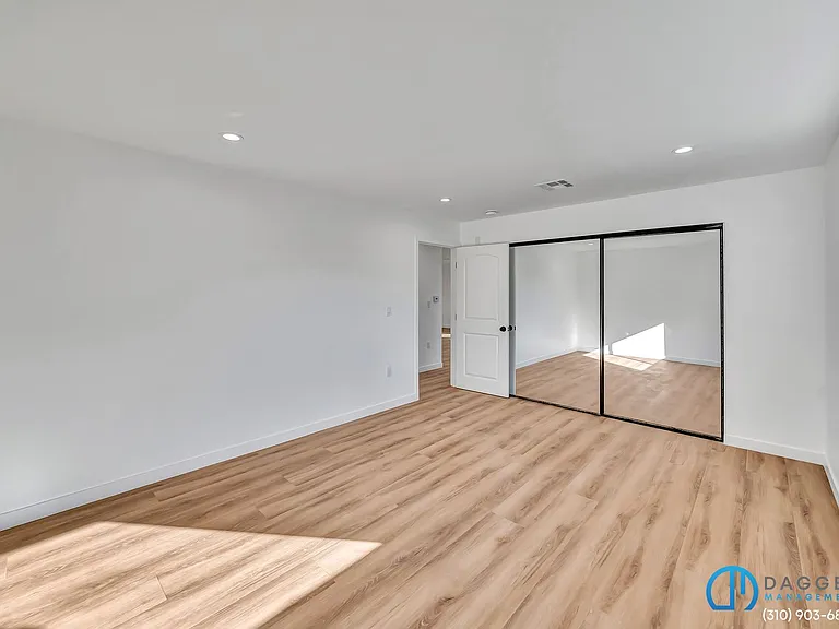 11845 Hamlin St #1/2 — Photo 24