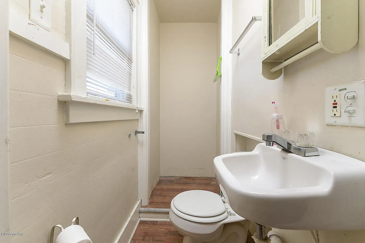 3 bed, 1.5 bath, 1298 sqft, $1,600 — Photo 4