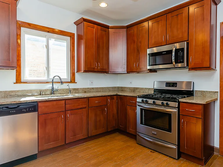 1033 Hayes Ave — Photo 4