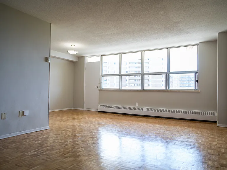 20 Antrim Cres — Photo 5