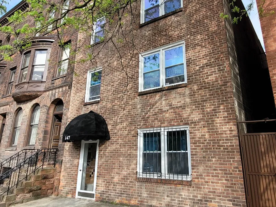 147 Eagle St #1