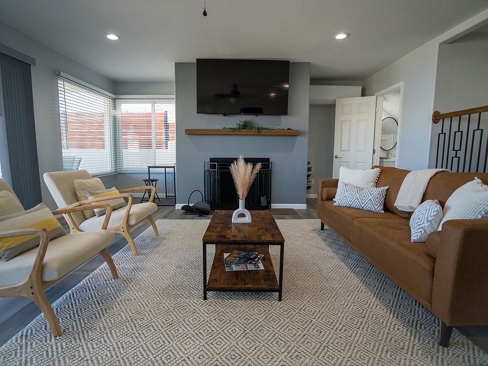 Living Area (pullout couch included)