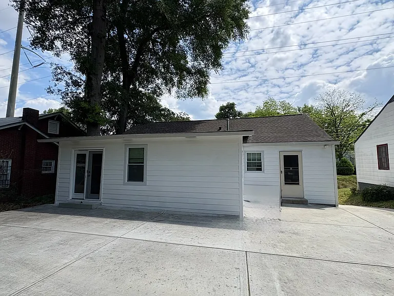 718 Florence Pl NW — Photo 3