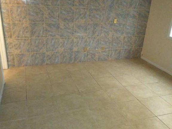Master bedroom (ceramic tile decorative wall and floors)