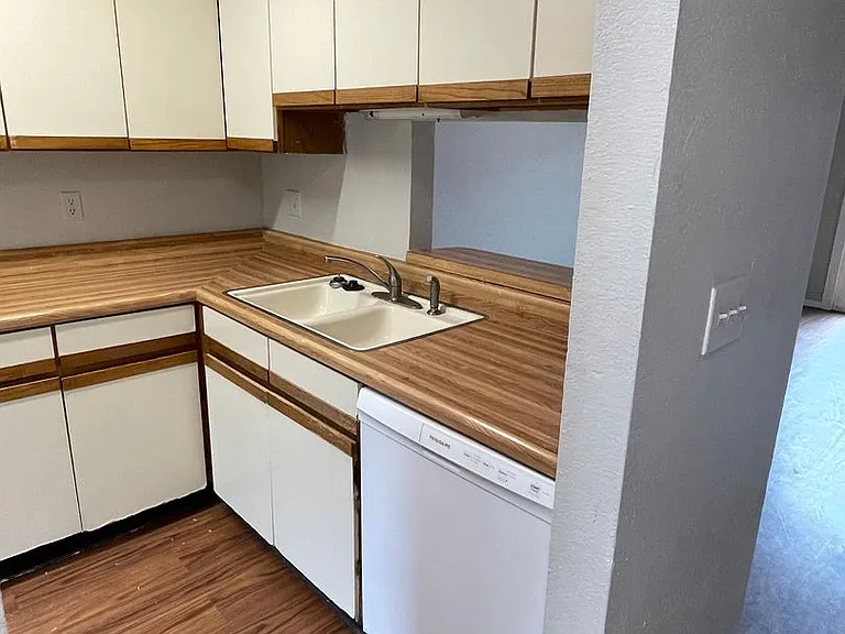 610 W Collins St — Photo 4