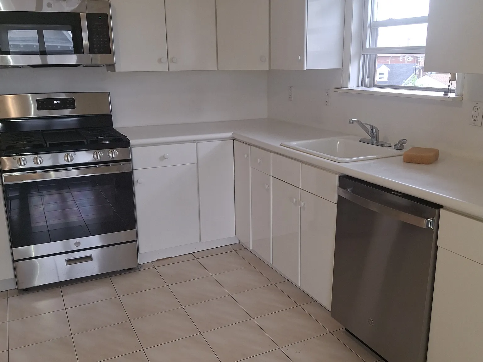 3 bed, 1400 sqft, $2,700 — Photo 4