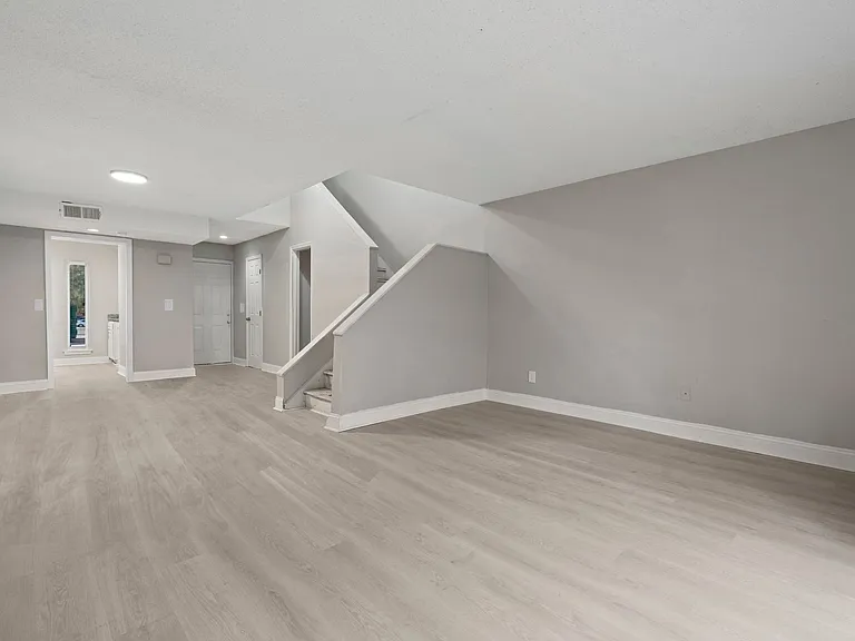 Colonial Pointe Apartments — Photo 4