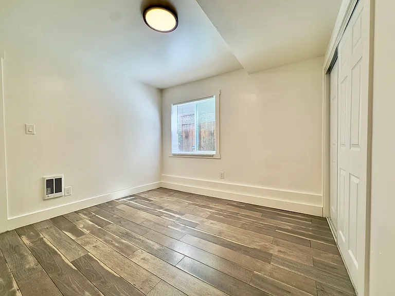 827 30th St — Photo 32
