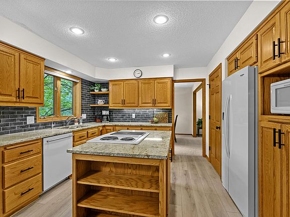 5th image of 1405 Kingsview Ln N