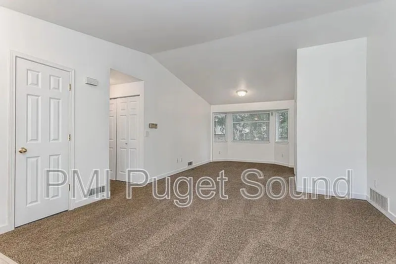 3 bed, 2.0 bath, 1250 sqft, $3,000 — Photo 3