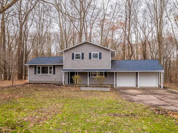 5664 McCormick Rd, Ravenna, OH 44266