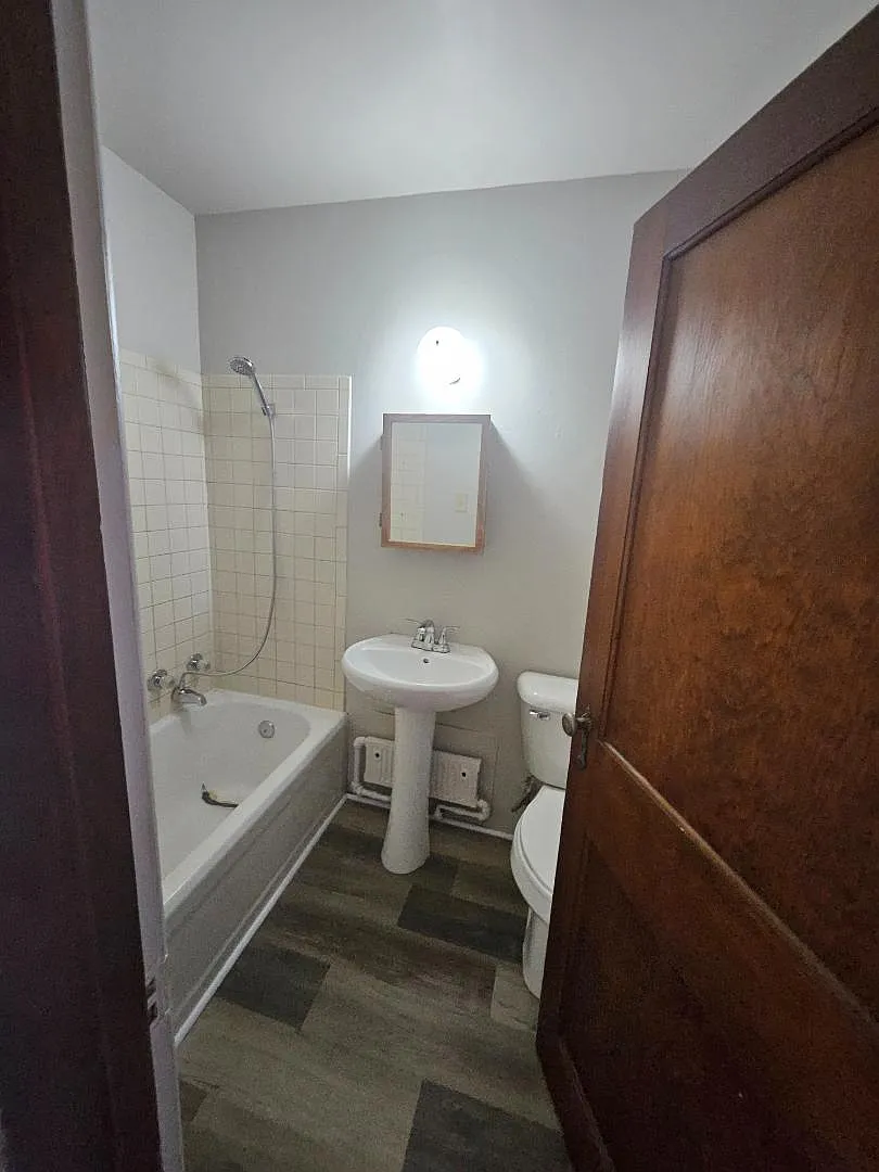 Unit Photo - 1525 University Ave #1