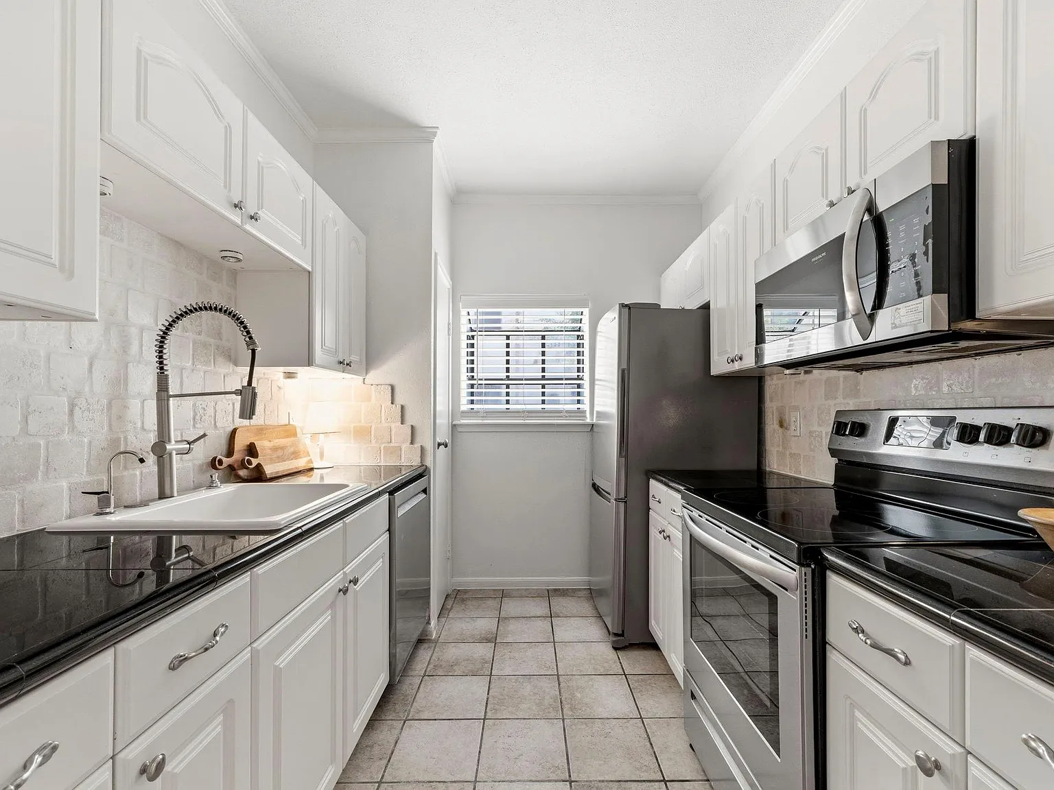 2 bed, 2.5 bath, 1520 sqft, $1,800 — Photo 2