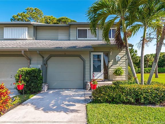 2nd image of 697 NE Wax Myrtle Way