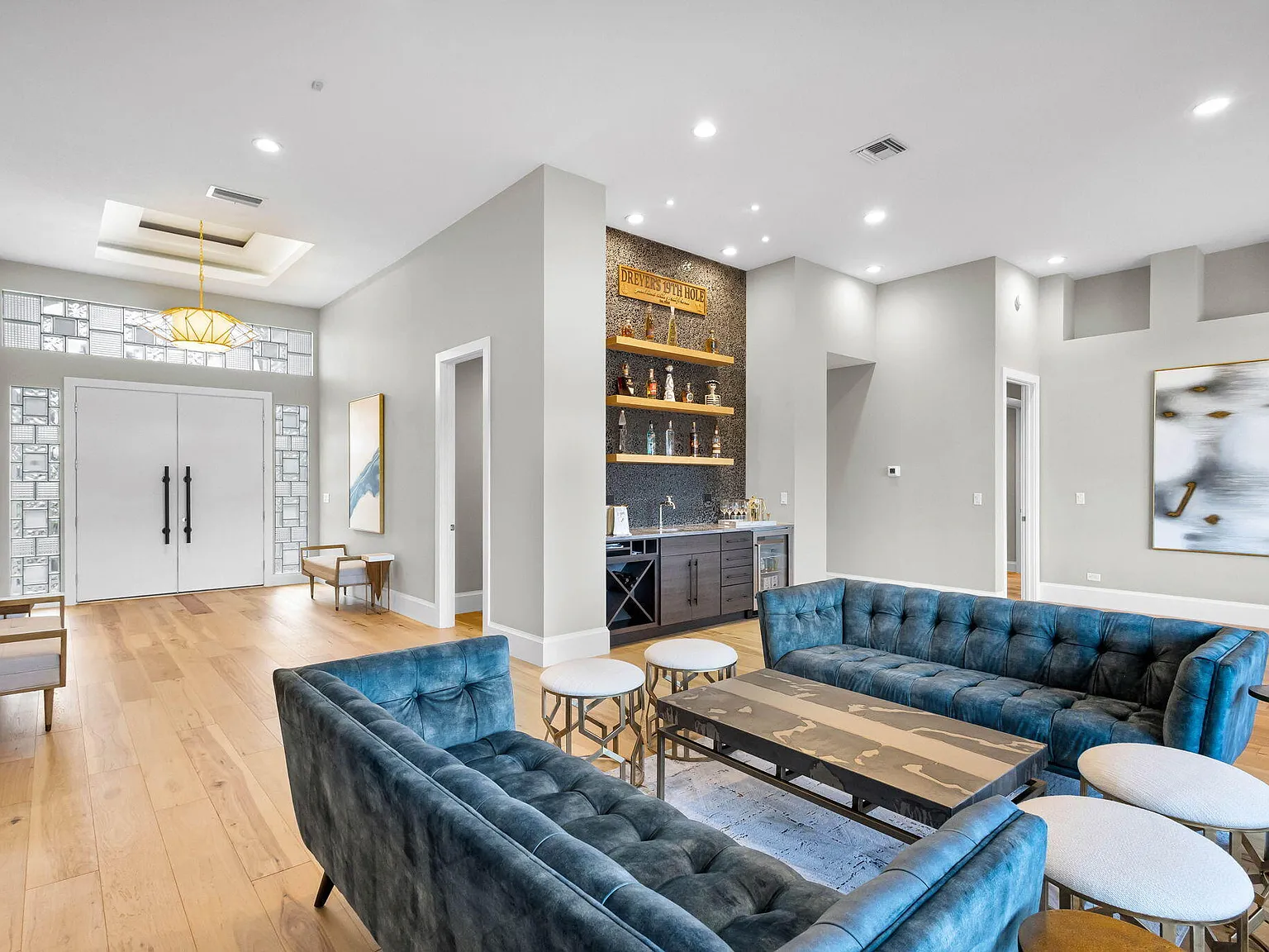 5 bed, 5.0 bath, 3738 sqft, $17,500 — Photo 4