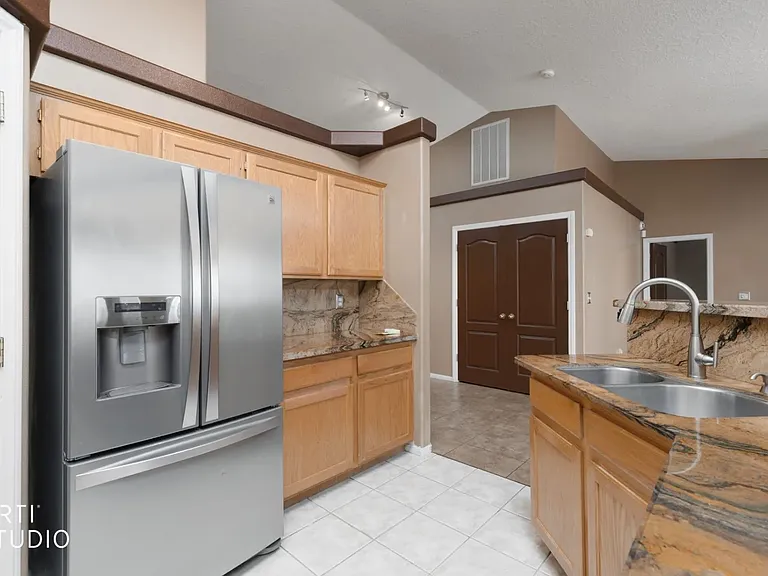 553 Emperor Ln — Photo 11