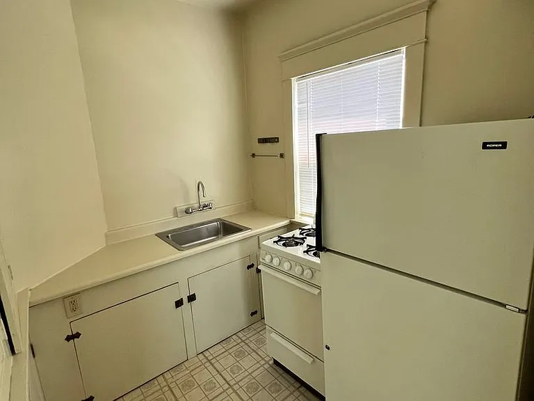 1065 La Cadena — Photo 4