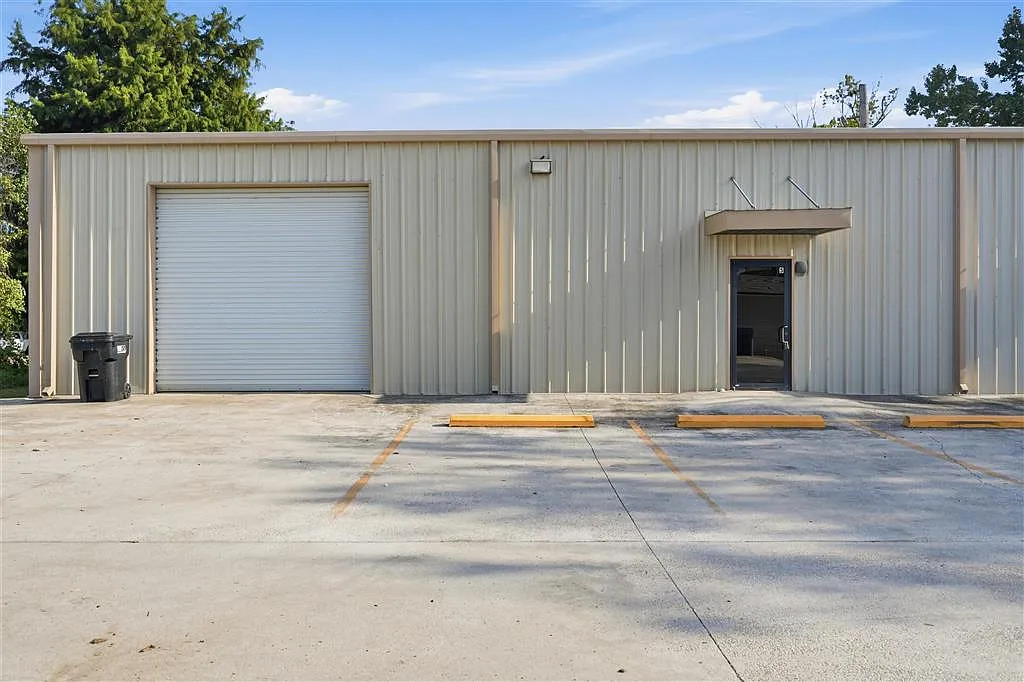 Studio, $2,500 — Photo 1