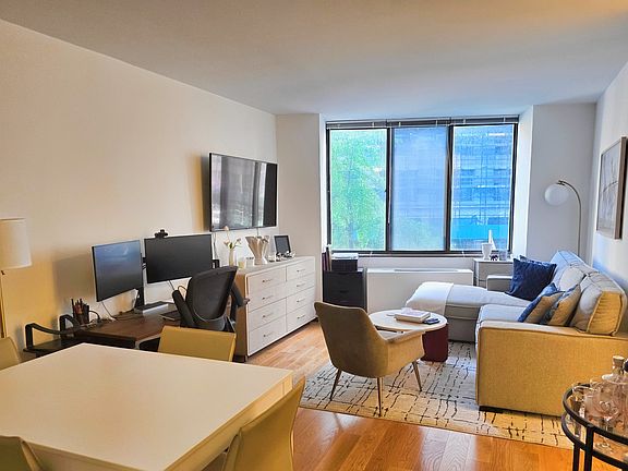 3rd image of 5 E 22nd St APT 3E