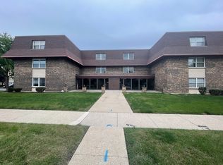 475 Shenstone Rd APT 104, Riverside, IL 60546
