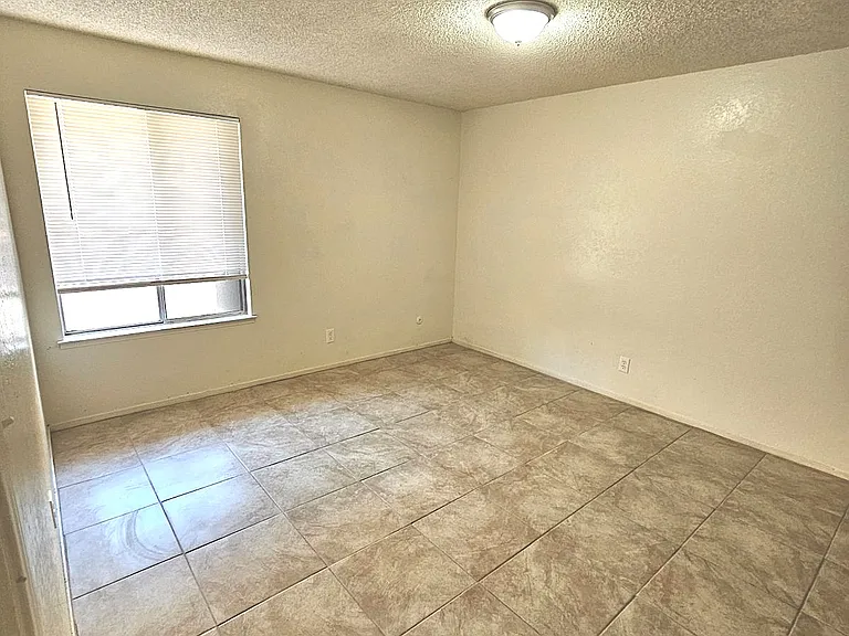 Westbridge Apartments — Photo 7