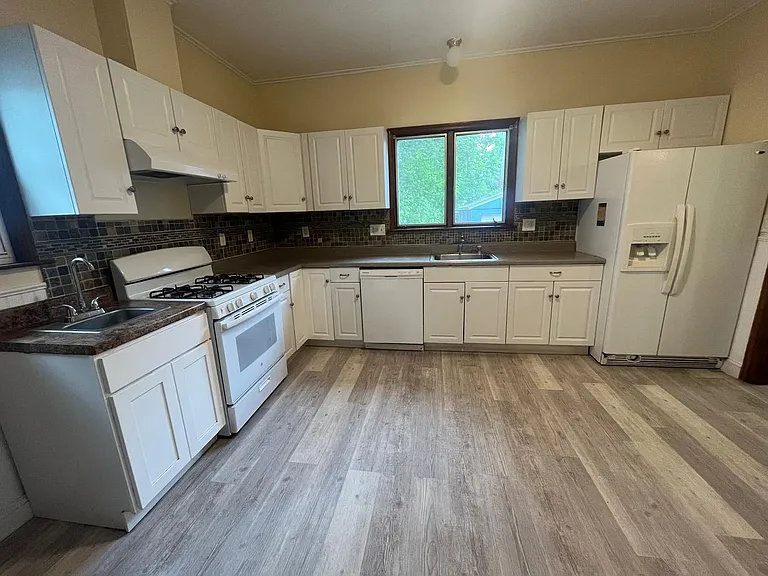 117 Maple St — Photo 9