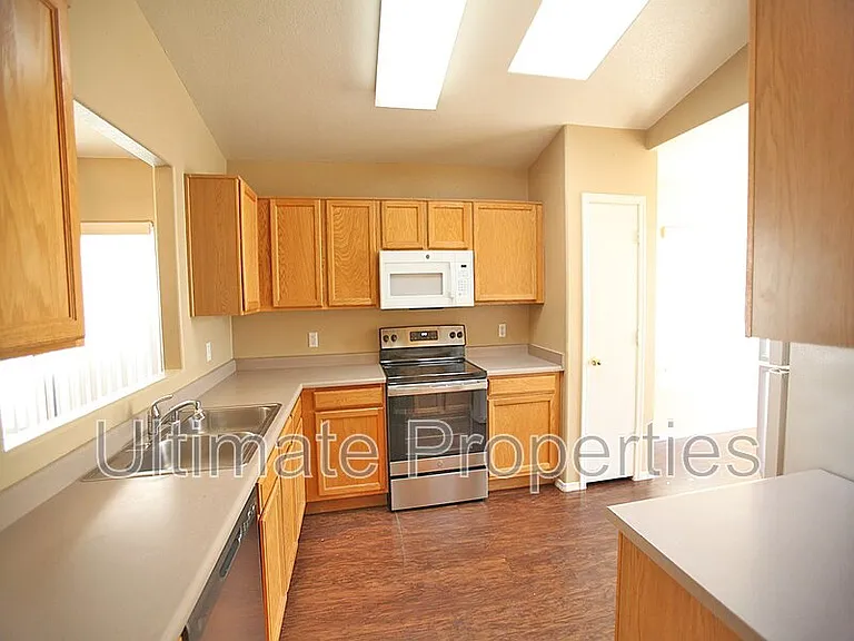 8570 W Rue De Lamour — Photo 3