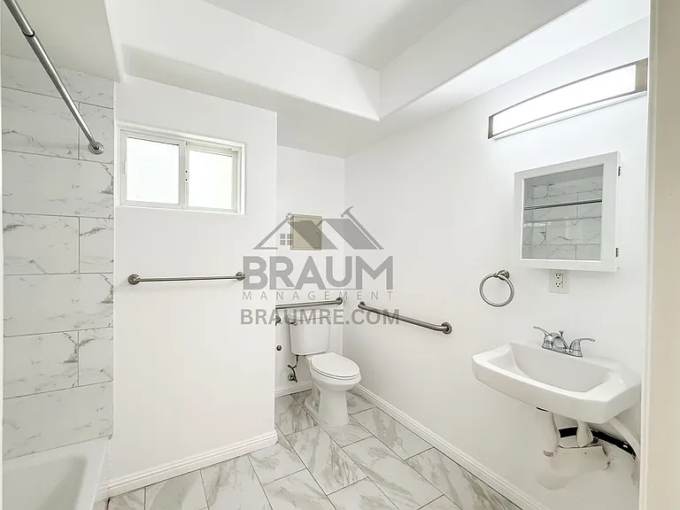 1423 Franklin St — Photo 33