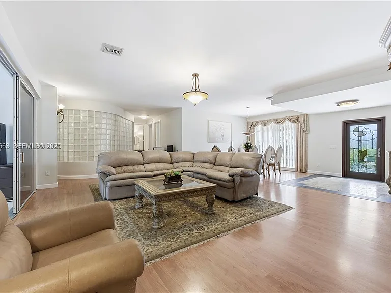 2607 Holy Cross Ln — Photo 12