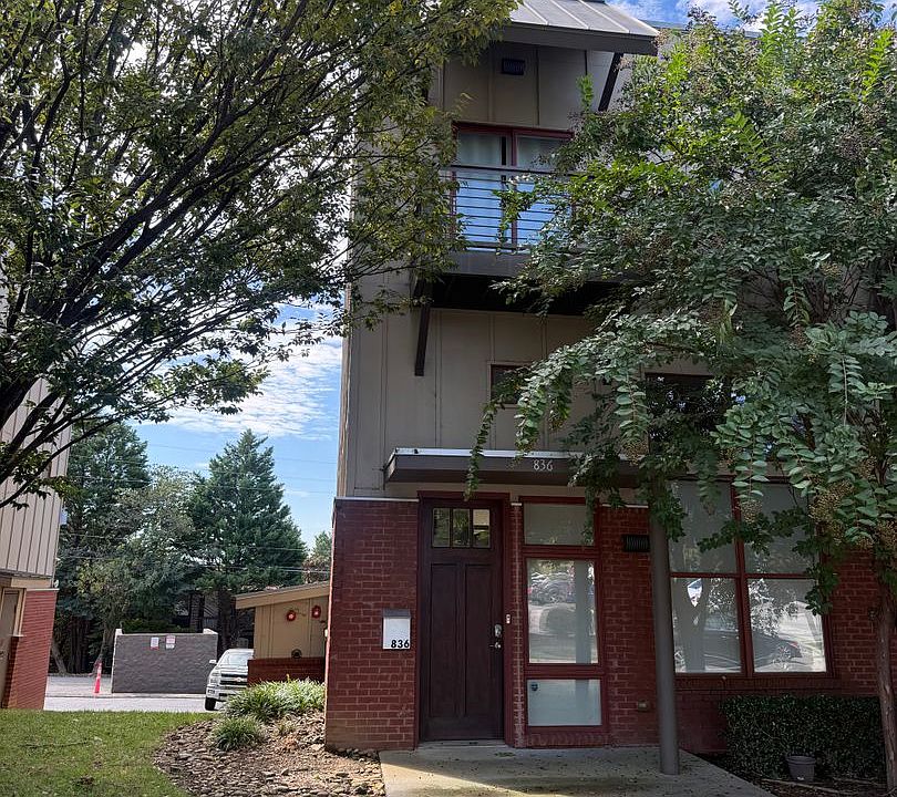 1st image of 836 E 8th St