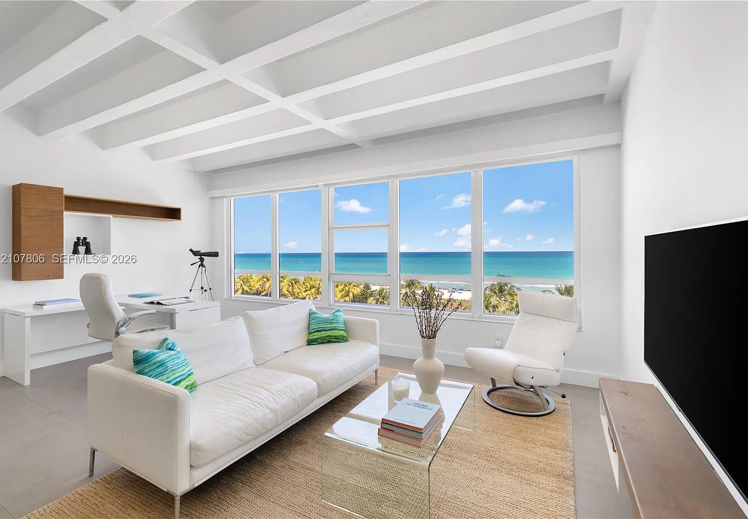 The Executive Condo — Photo 3