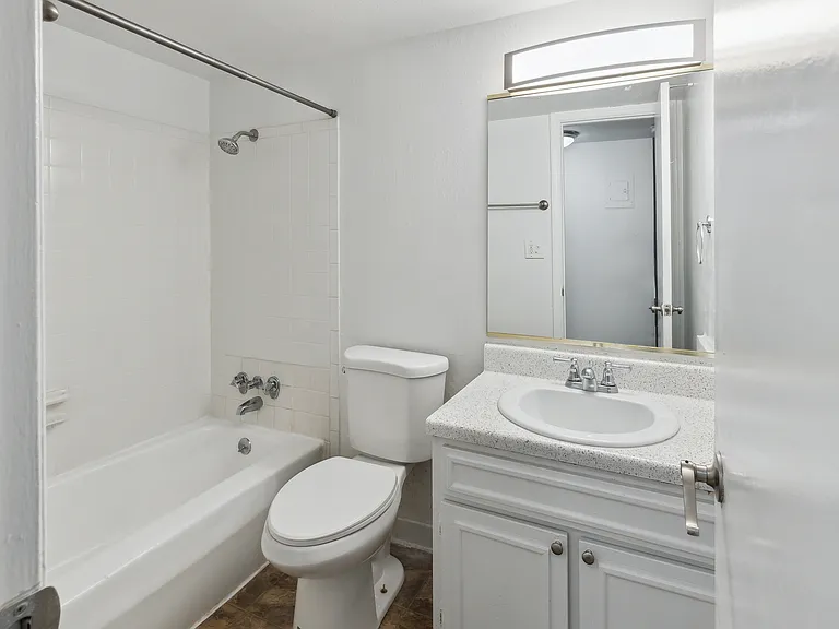 Fairway Club Apartments — Photo 11