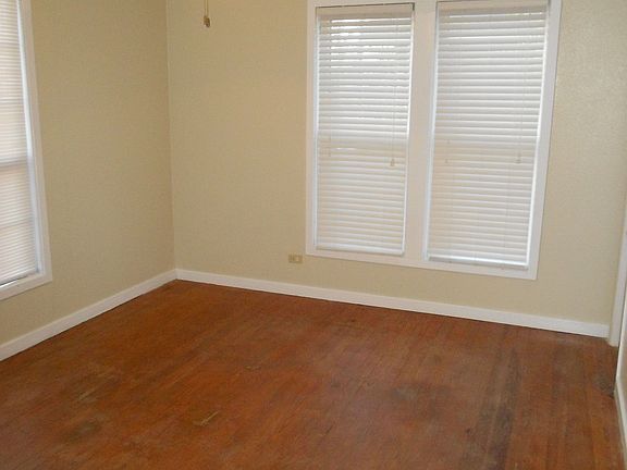 4th image of 122 S Pecan St
