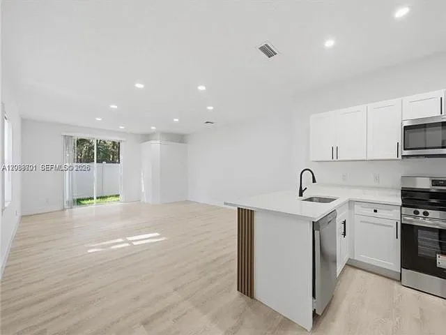 5703 NW 48th Ave — Photo 3