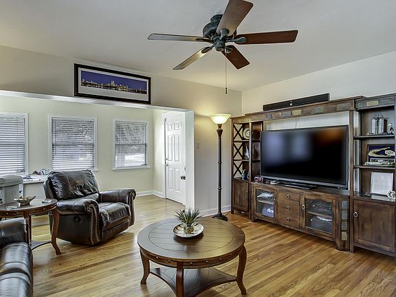 4th image of 933 N 7TH Avenue
