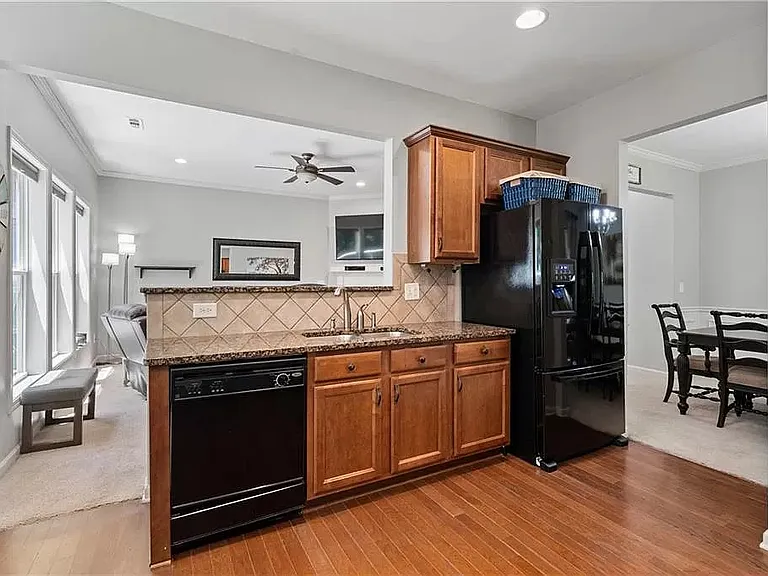 5825 Weddington Dr — Photo 15