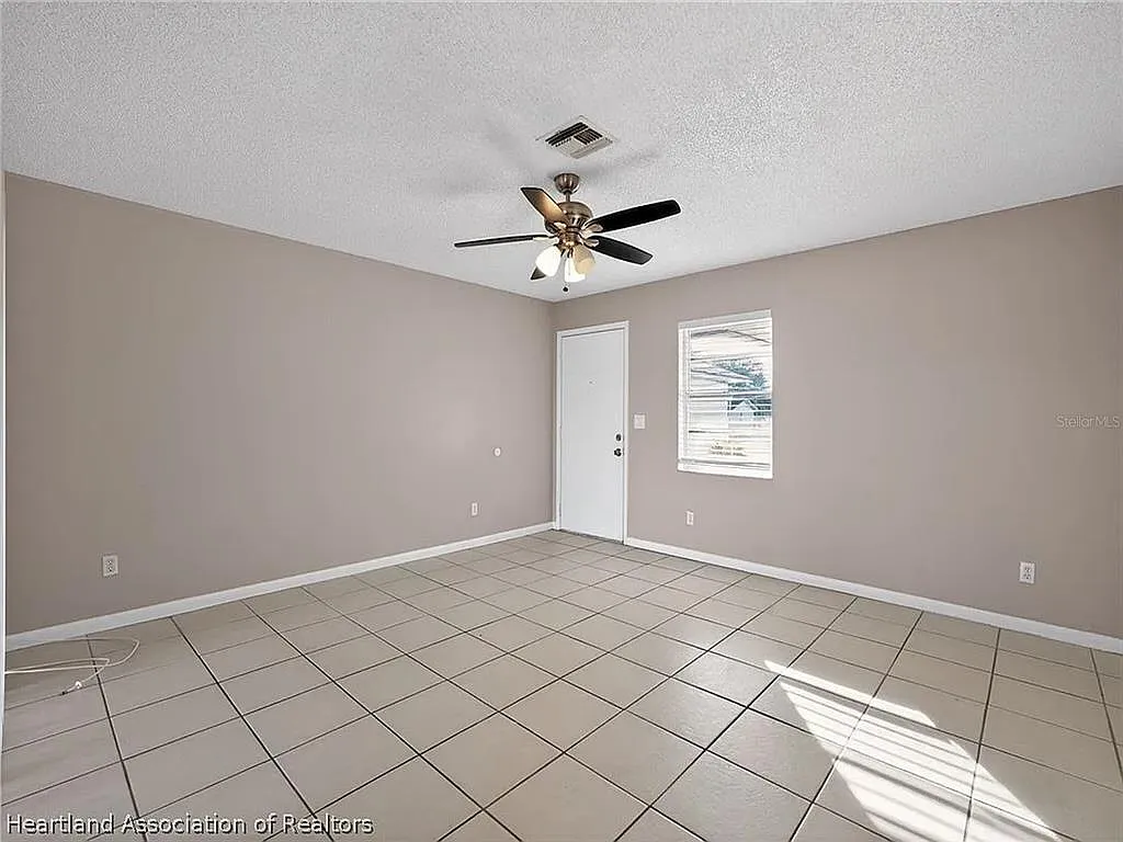 2 bed, 1.0 bath, 3792 sqft, $1,350 — Photo 2