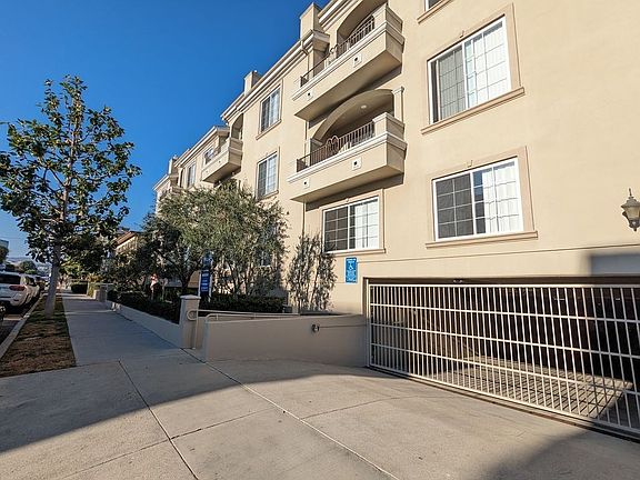 3rd image of 1730 Colby Ave #203