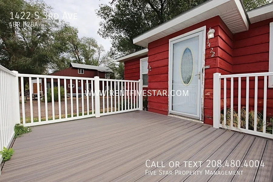 Beautifully Renovated 4 Bedroom House, Just Blocks From ISU Campus! — Photo 2
