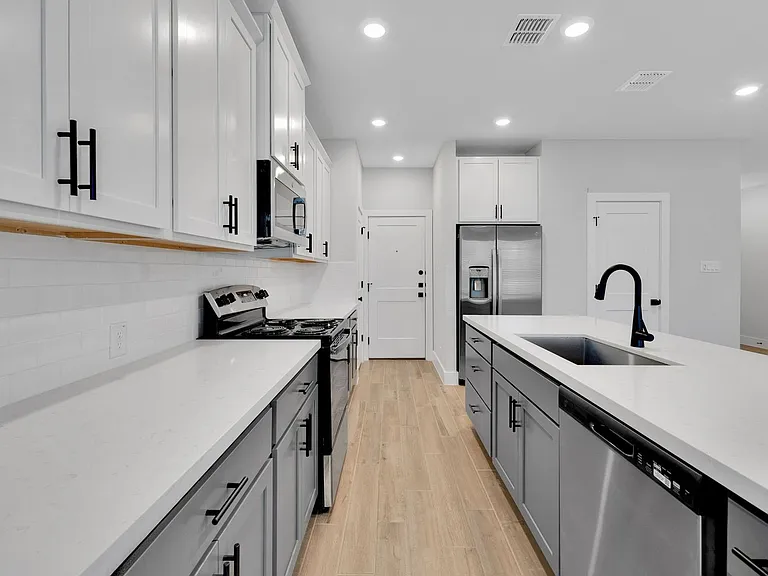 13615 Giovannis Gdn — Photo 11